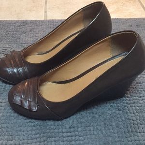 Women's Brown Cl By Laundry Wedge Pumps